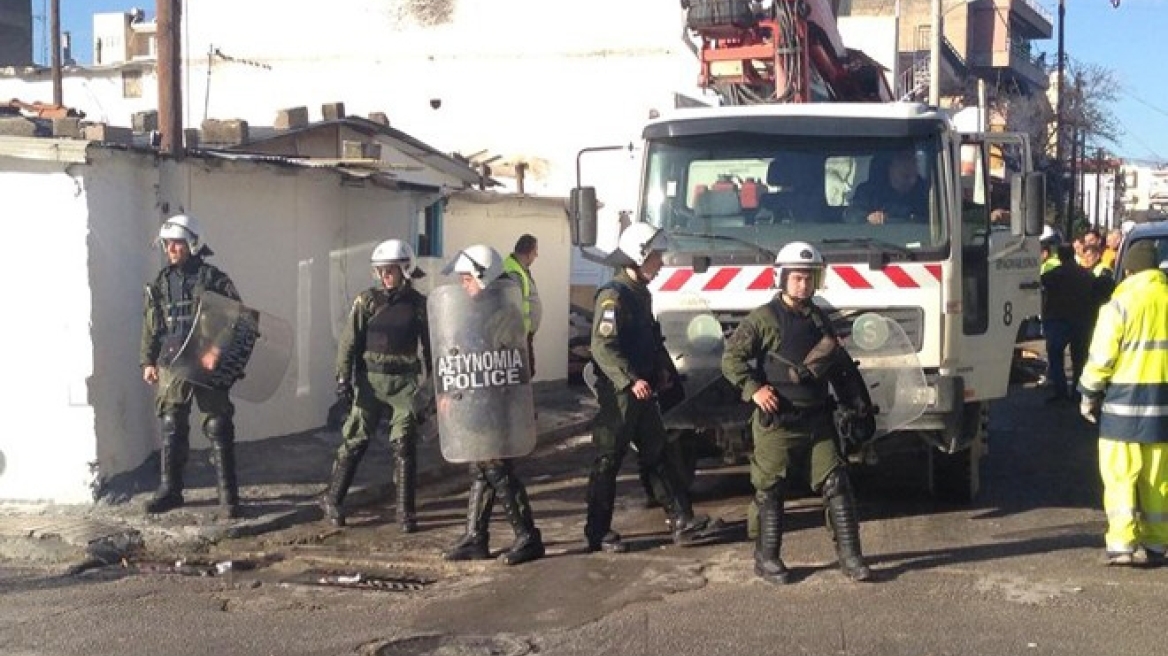 Κατεδαφίζουν αυθαίρετα στο Μενίδι (φωτογραφίες και βίντεο)