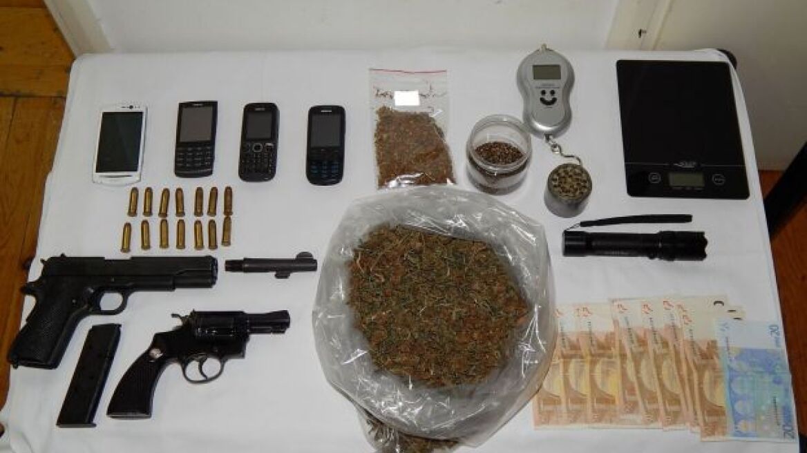 Ρέθυμνο: Έκρυβαν χασίς στην ερημιά και όπλα στα σπίτια τους