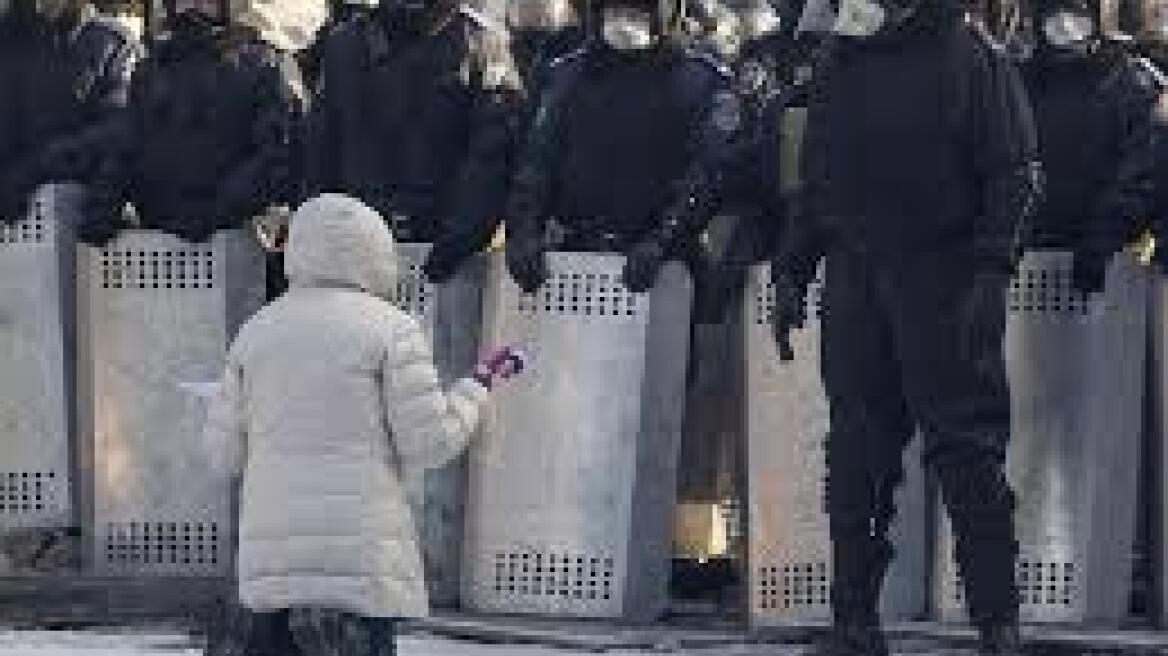 Ουκρανία: Ο Στρατός καλεί τον Γιανουκόβιτς να λάβει "επειγόντως" μέτρα 