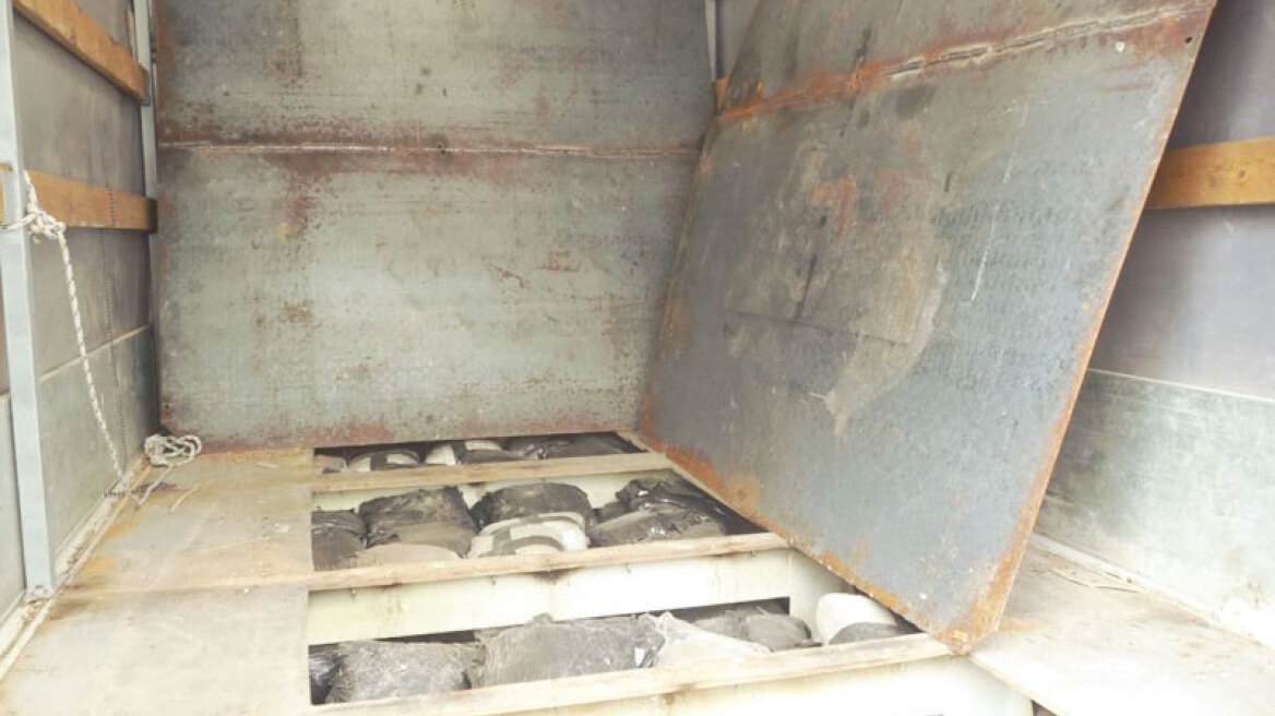 Συνελήφθη στα ελληνοαλβανικά σύνορα οδηγός φορτηγού που μετέφερε 40 κιλά χασίς