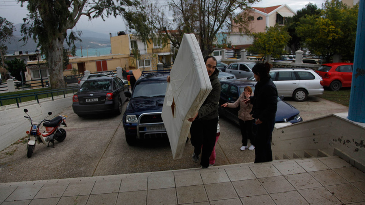 Κεφαλονιά: Σε αυτοκίνητα, σκηνές και λεωφορεία των ΚΤΕΛ πέρασαν τη νύχτα οι κάτοικοι