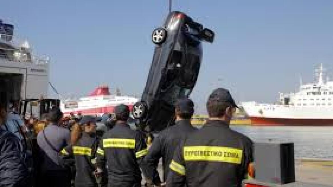 Πειραιάς: Έπεσε ΙΧ στο λιμάνι  