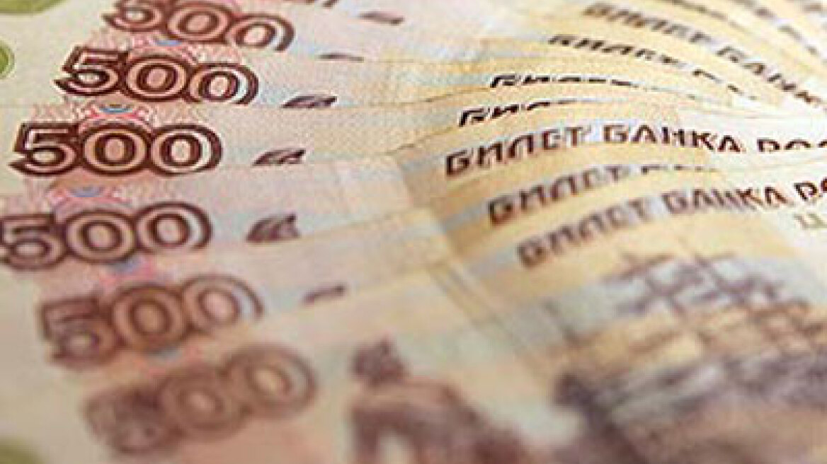 Η Ρωσία υποτιμά ελεγχόμενα το ρούβλι