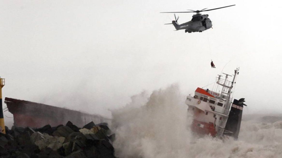 Βίντεο: Θρίλερ με φορτηγό πλοίο στη Γαλλία που έχει κοπεί στα δύο