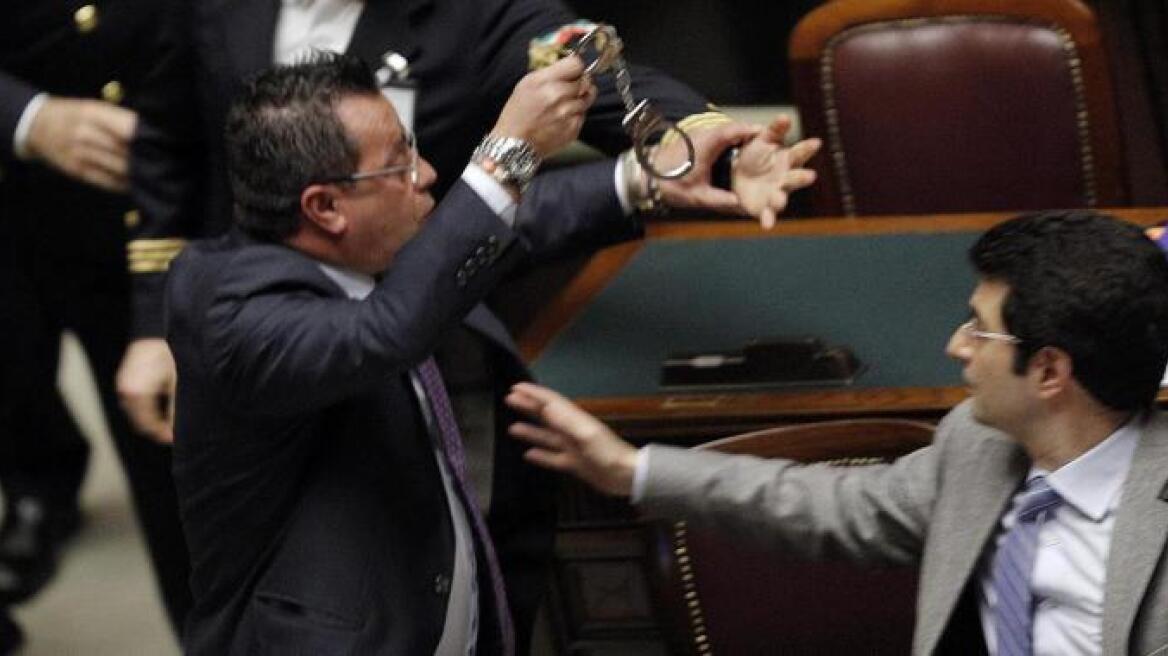 Ιταλία: Βουλευτής έβγαλε... χειροπέδες στη Βουλή!
