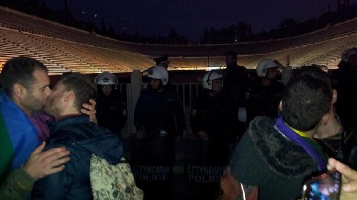 Gay φιλιά στο Καλλιμάρμαρο για το Σότσι