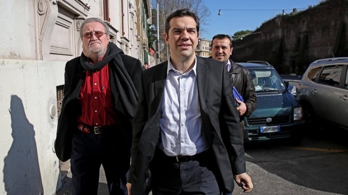 Τσίπρας: Του πέφτει «στενό» το κοστούμι του Μπαρόζο...