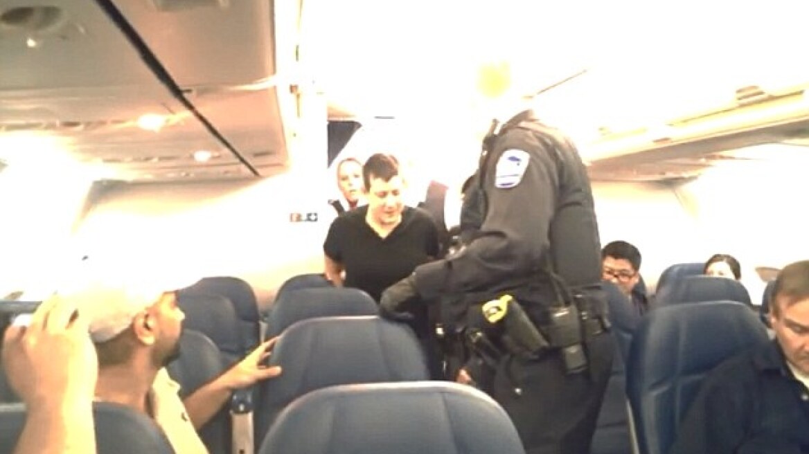 Βίντεο: Της έβαλαν χειροπέδες σε αεροπλάνο επειδή παρενοχλούσε σεξουαλικά συνεπιβάτη της 