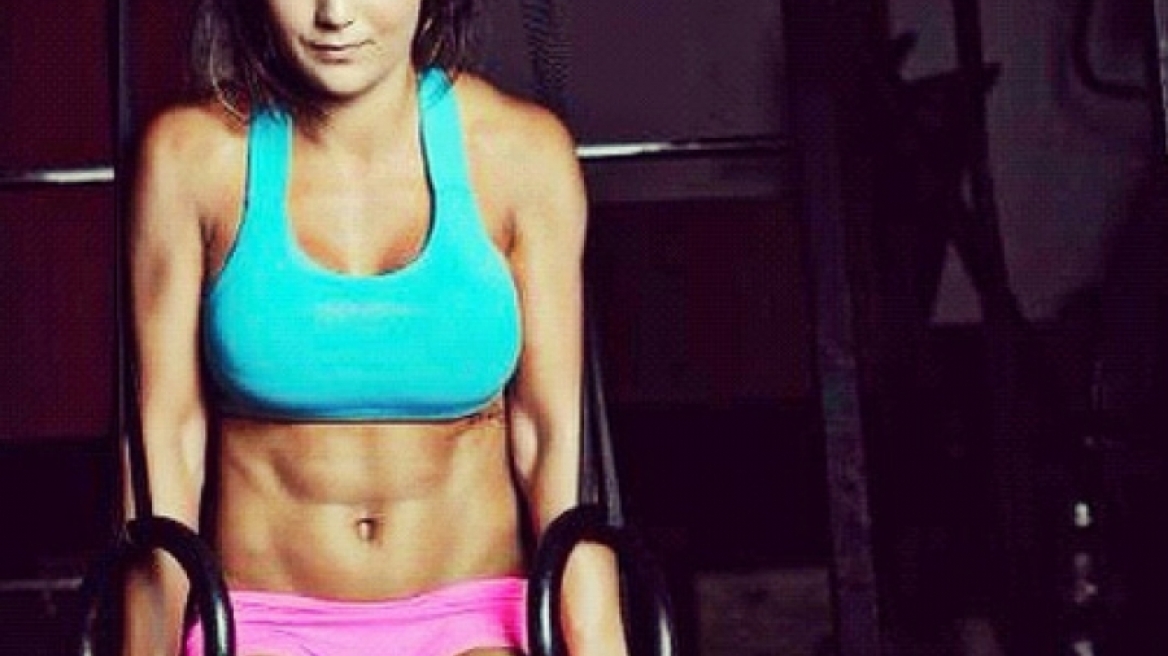 Πώς να κάνετε CrossFit μόνες σας στο σπίτι (βίντεο)