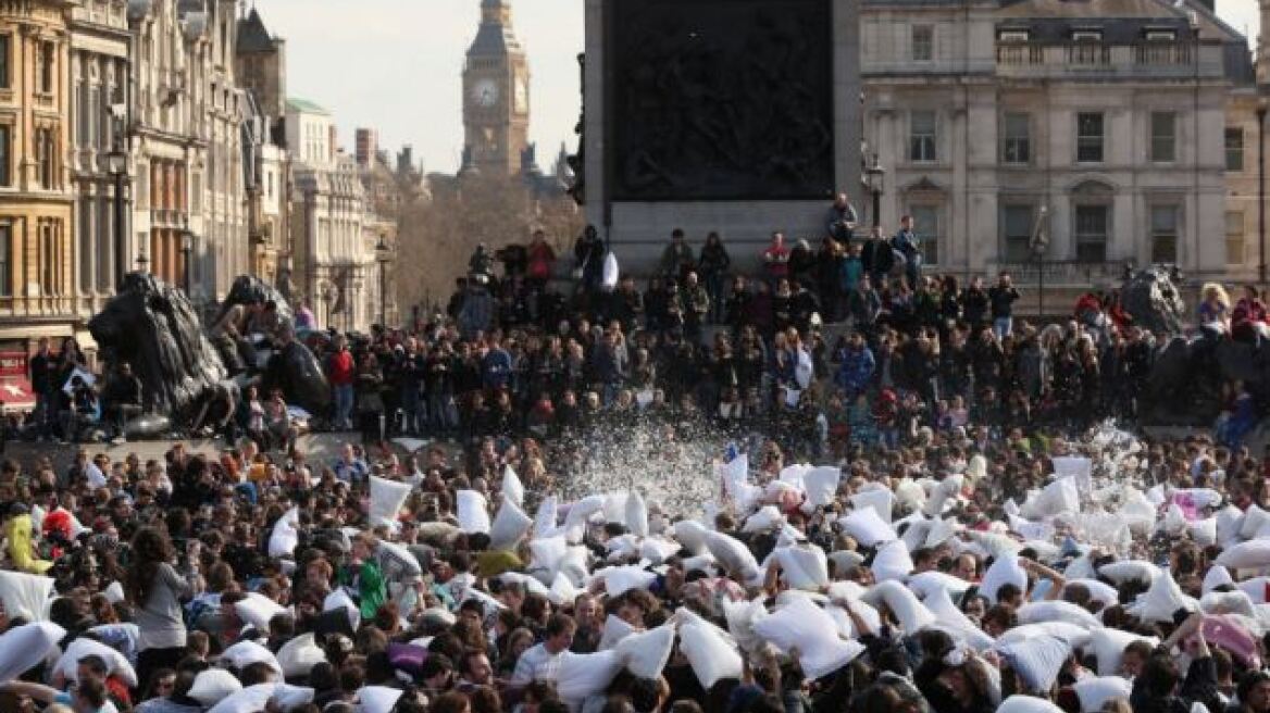 Αγγλία: Ένας... μαξιλαροπόλεμος ως βοήθεια για την Ελλάδα 
