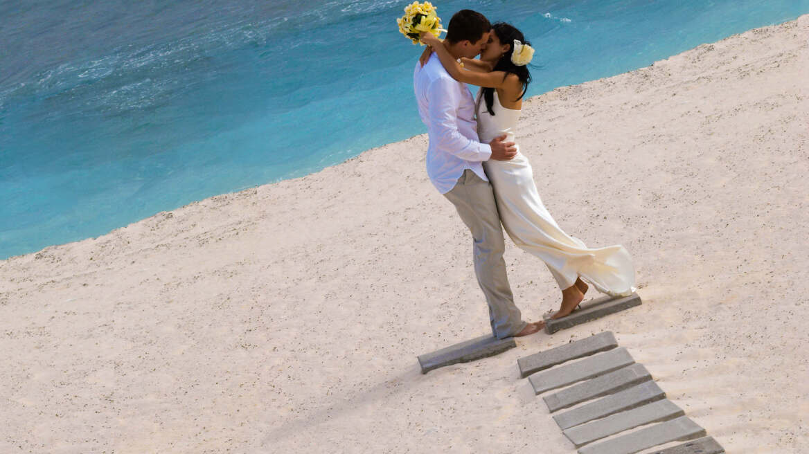 Time: «Δείξε μου τους παντρεμένους φίλους σου στο Facebook... να σου πω πότε πρέπει παντρευτείς» 