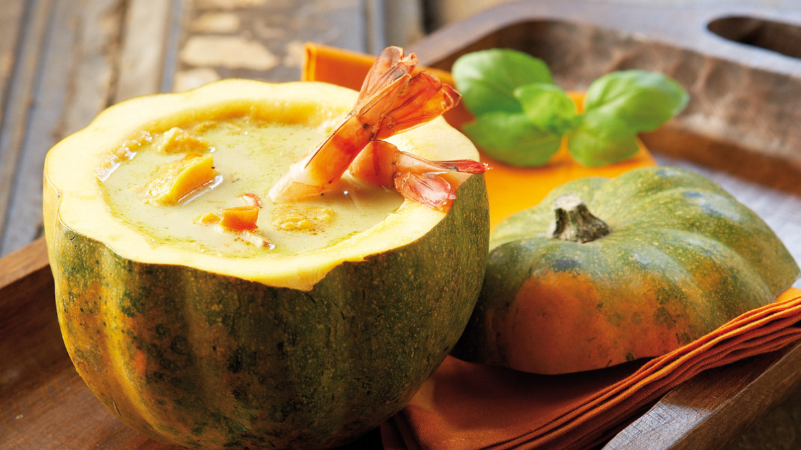 Εξωτική σούπα με ψητή κολοκύθα, γαρίδες και καρύδα