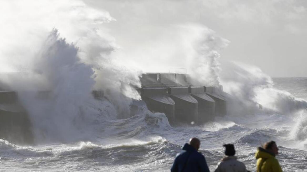 Κόκκινος συναγερμός για τους ανέμους και στην Ιρλανδία