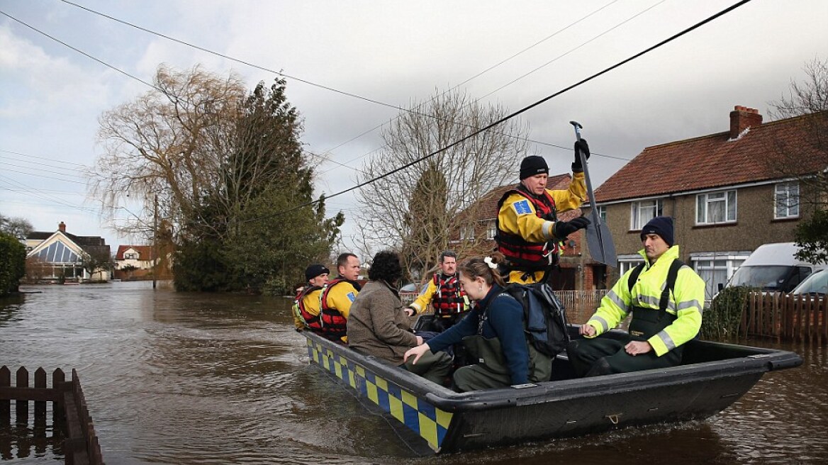 ΕΕ: Αναρωτάται γιατί η Βρετανία δεν ζητεί οικονομική βοήθεια μετά τις καταστροφές
