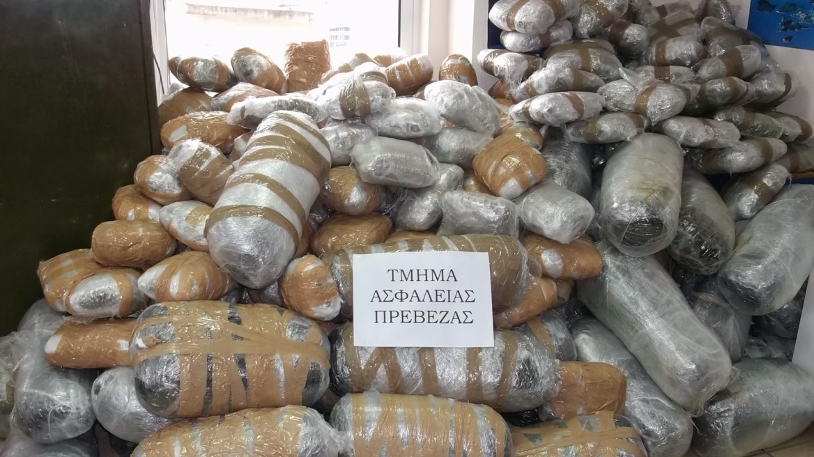 Πρέβεζα: Αστυνομικός εμπλέκεται σε υπόθεση διακίνησης 805 κιλών χασίς