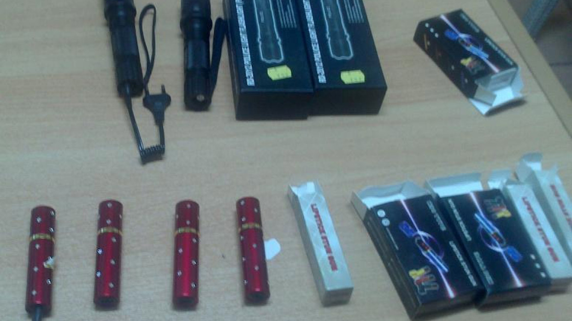 Πωλούσε συσκευές taser στο κατάστημά του
