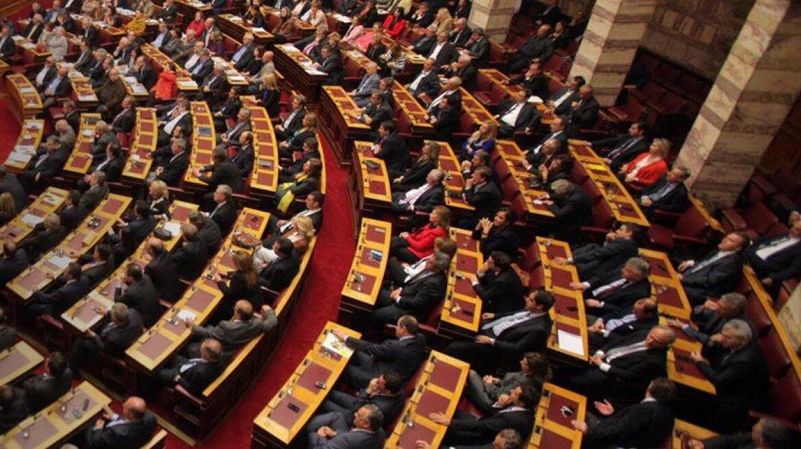 Μειώνεται στα... 150 ευρώ το μήνα το ποσό για τα κινητά των βουλευτών