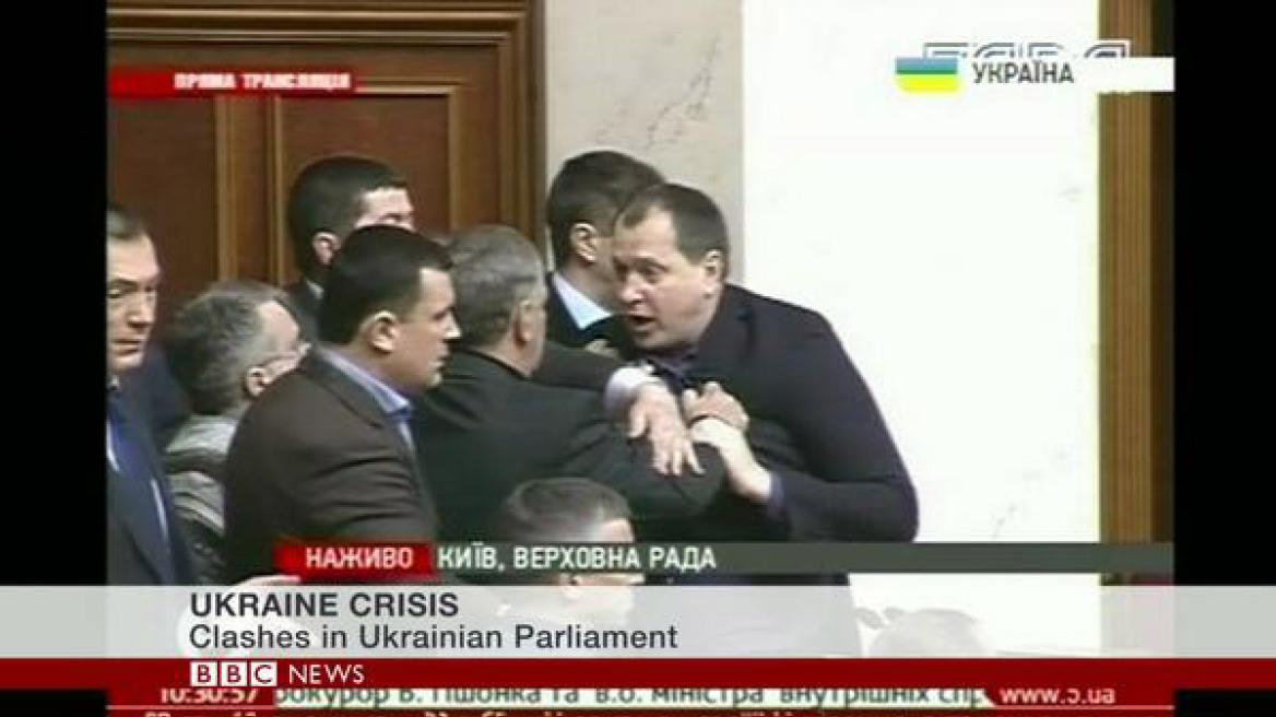 «Σκοτώθηκαν» και μέσα στη βουλή της Ουκρανίας – Δείτε βίντεο με το ξύλο