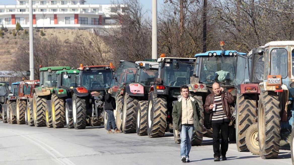 Σέρρες: Αγρότες μοίρασαν σερραϊκά προϊόντα στον Προμαχώνα