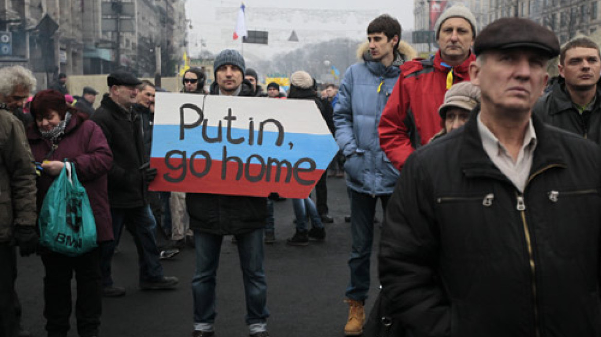 Ο Γιανουκόβιτς ζήτησε από τη Ρωσία να στείλει στρατεύματα στο ουκρανικό έδαφος