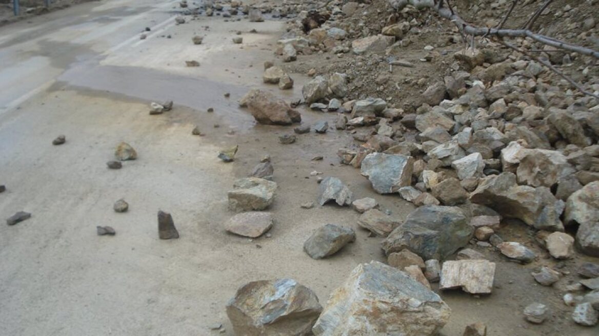 Κλειστή λόγω κατολίσθησης η παλαιά Ε.Ο. Πατρών - Κορίνθου