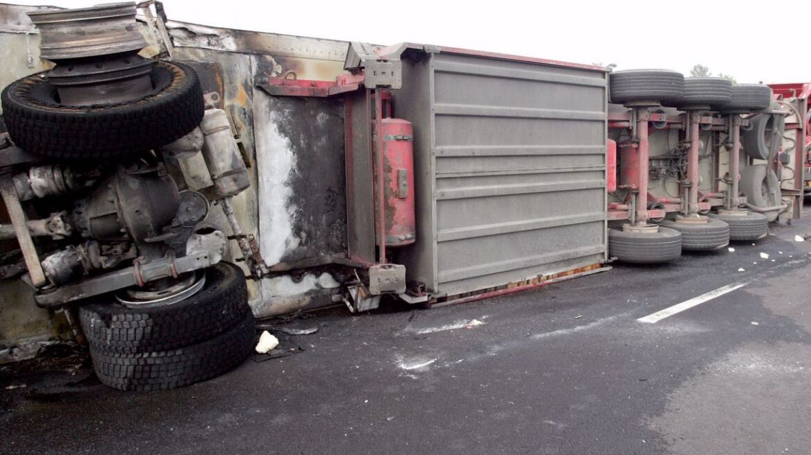 Κυκλοφοριακό χάος στην Εγνατία από ανατροπή νταλίκας
