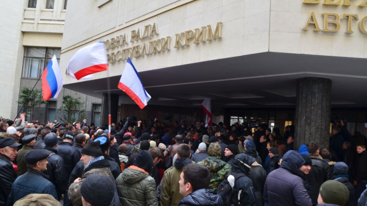 Ουρές στις τράπεζες στη Συμφερόπολη, πλαφόν στις συναλλαγές