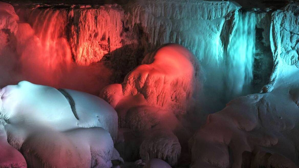 Σε «σόου» μετατρέπουν οι Αμερικανοί τους παγωμένους καταρράκτες του Νιαγάρα