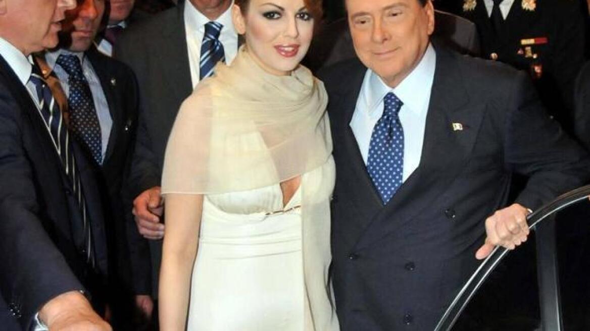 Μπερλουσκόνι: Από 'δω και μπρος θα... ντυθεί γαμπρός!