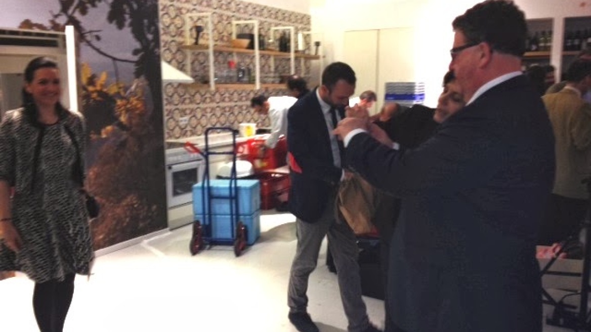 Όταν η Κεφαλογιάννη ποζάρει για χάρη του Φούχτελ στην έκθεση ITB Berlin