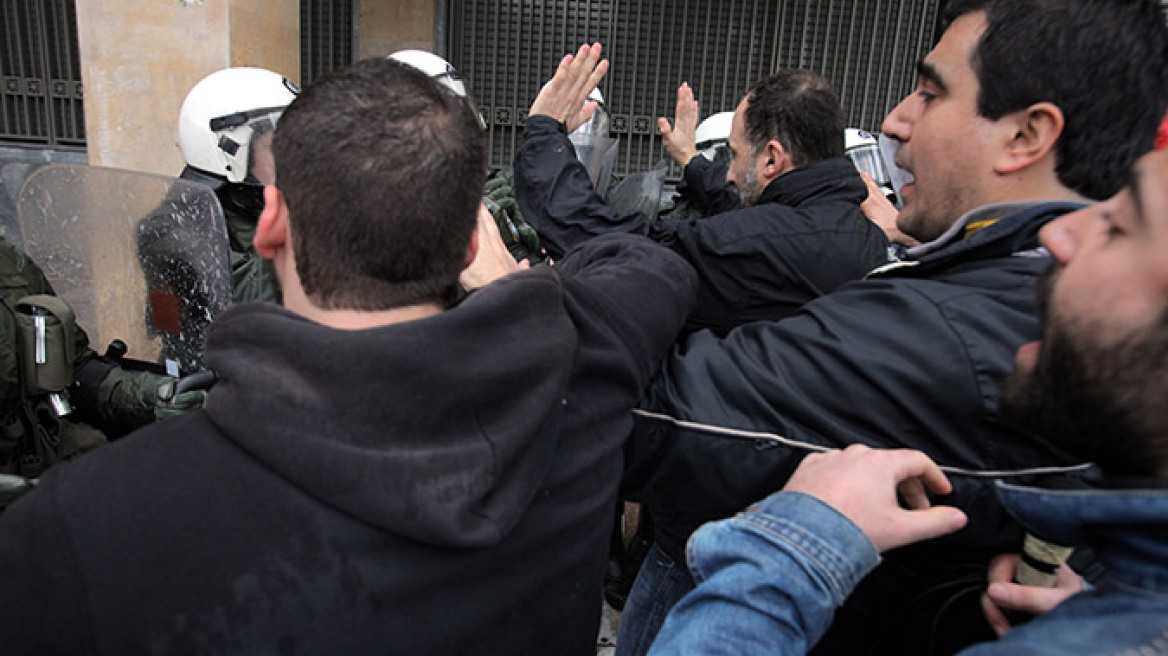 Ξύλο και χημικά σε πορεία του ΠΑΜΕ - Τραυματίστηκε ευρωβουλευτής του ΚΚΕ