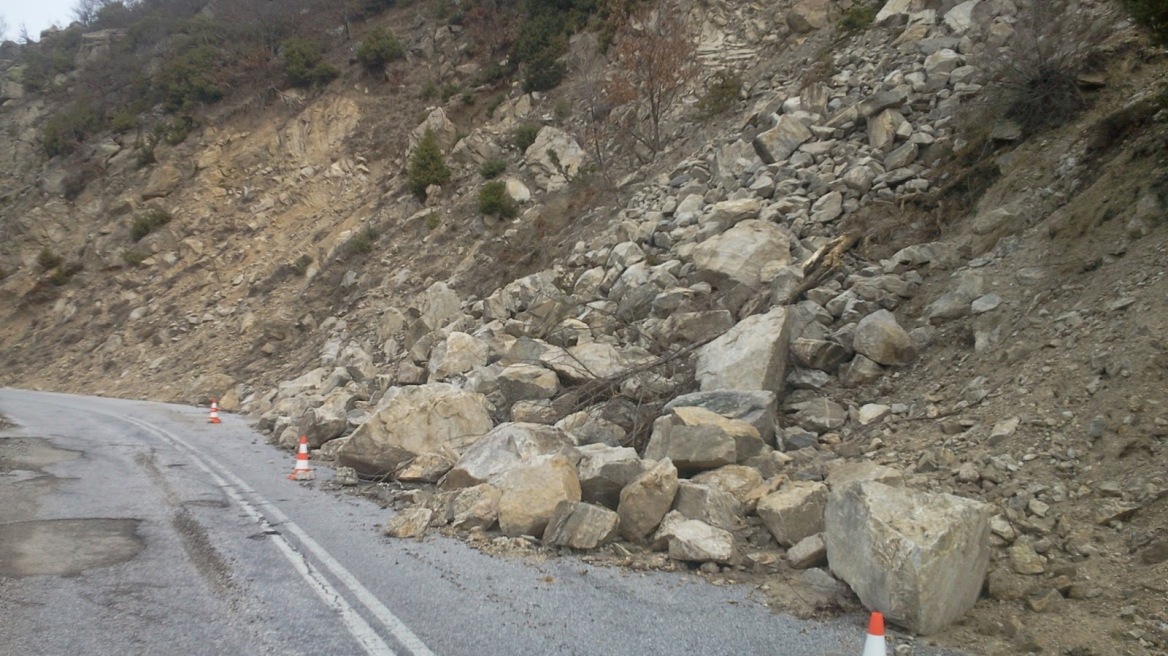 Κλειστή από κατολισθήσεις η παλιά εθνική στην Κακιά Σκάλα