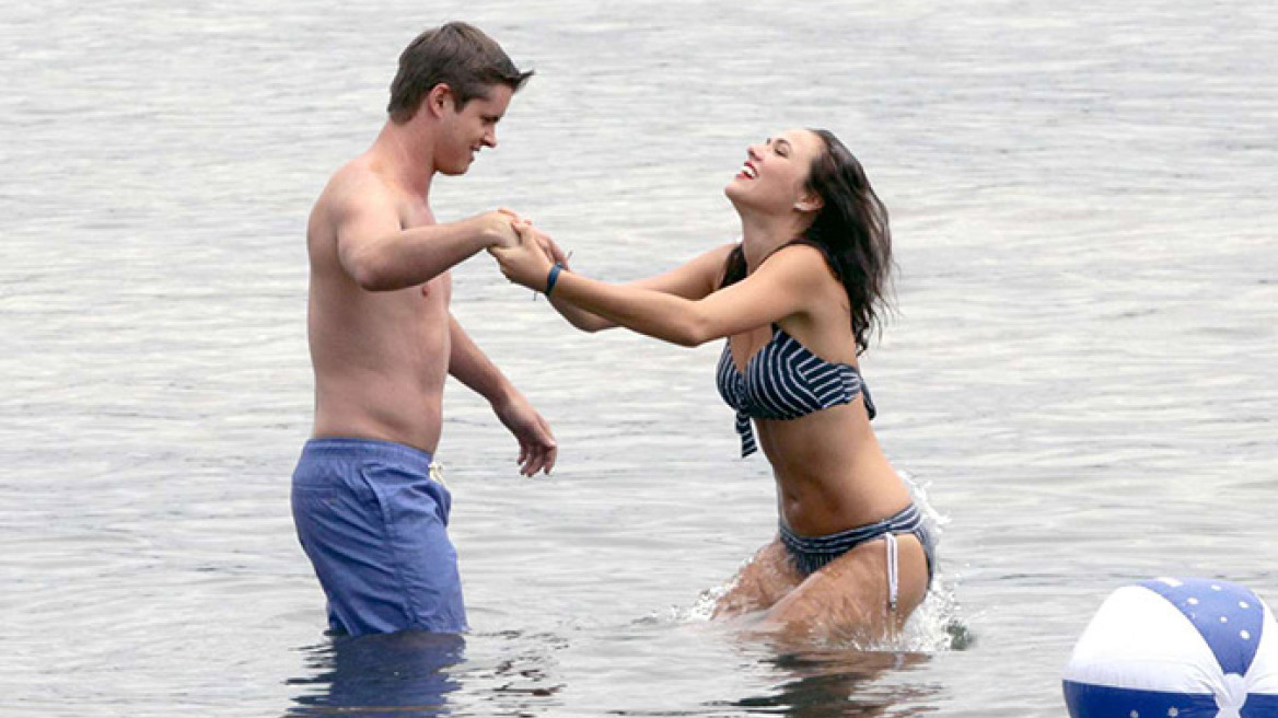 Demi Harman: Παιχνίδια στη θάλασσα