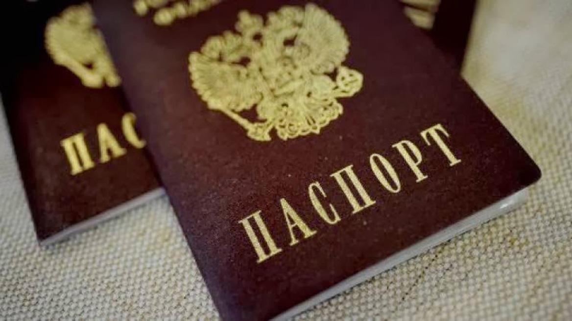 Κομισιόν: Δεν αλλάζει η θεωρήση διαβατηρίων για ελεύσεις από Ρωσία και Ουκρανία
