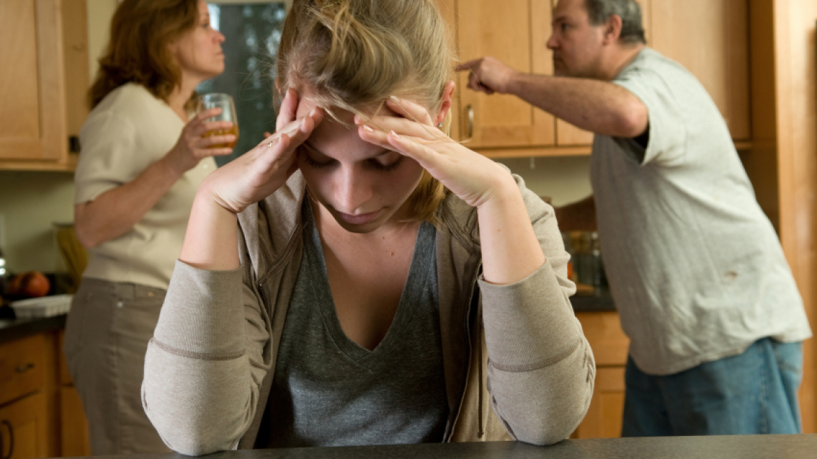 Πώς επηρεάζει η οικονομική κρίση τους δεσμούς της οικογένειας 