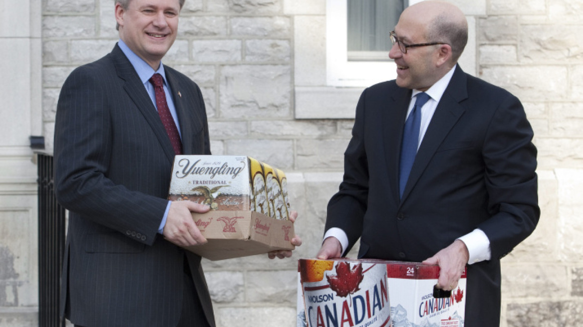 Το χαμένο στοίχημα του Ομπάμα και τα δύο κασόνια μπύρες στον Καναδό πρωθυπουργό