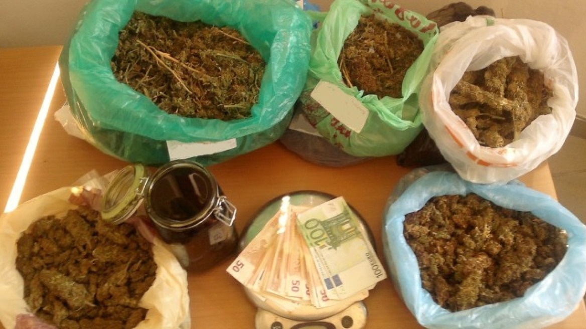 Μαζί με το φορτίο χασίς είχαν όπλα και πλαστά ευρώ!