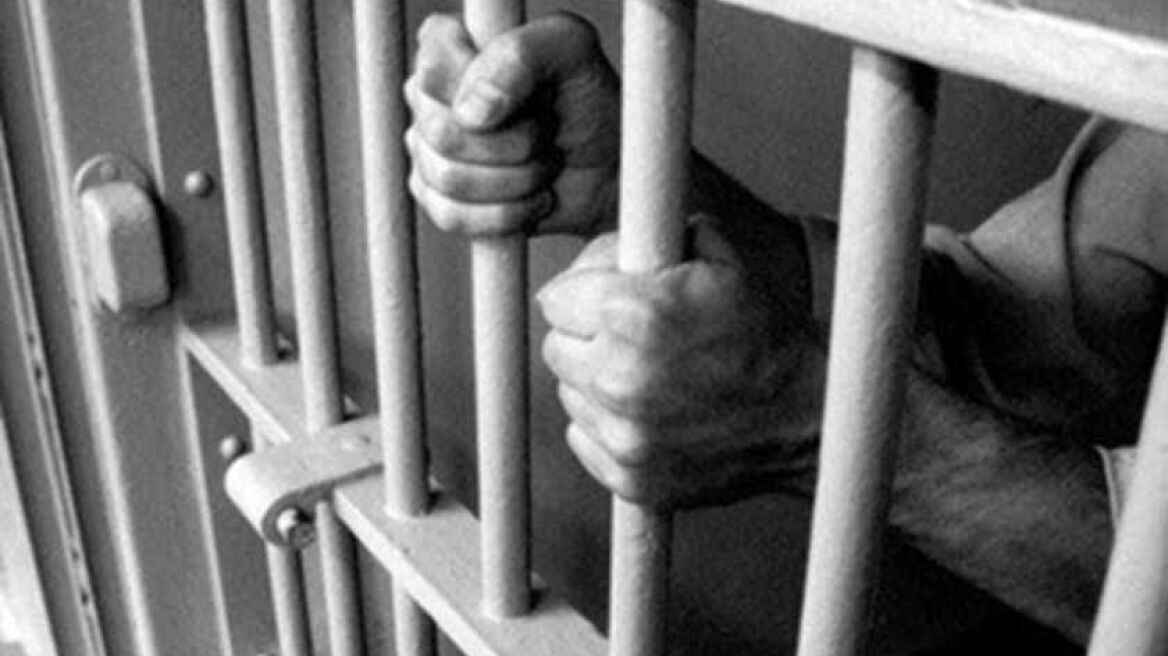 Περπατούσε στο δρόμο και βρέθηκε κρατούμενος