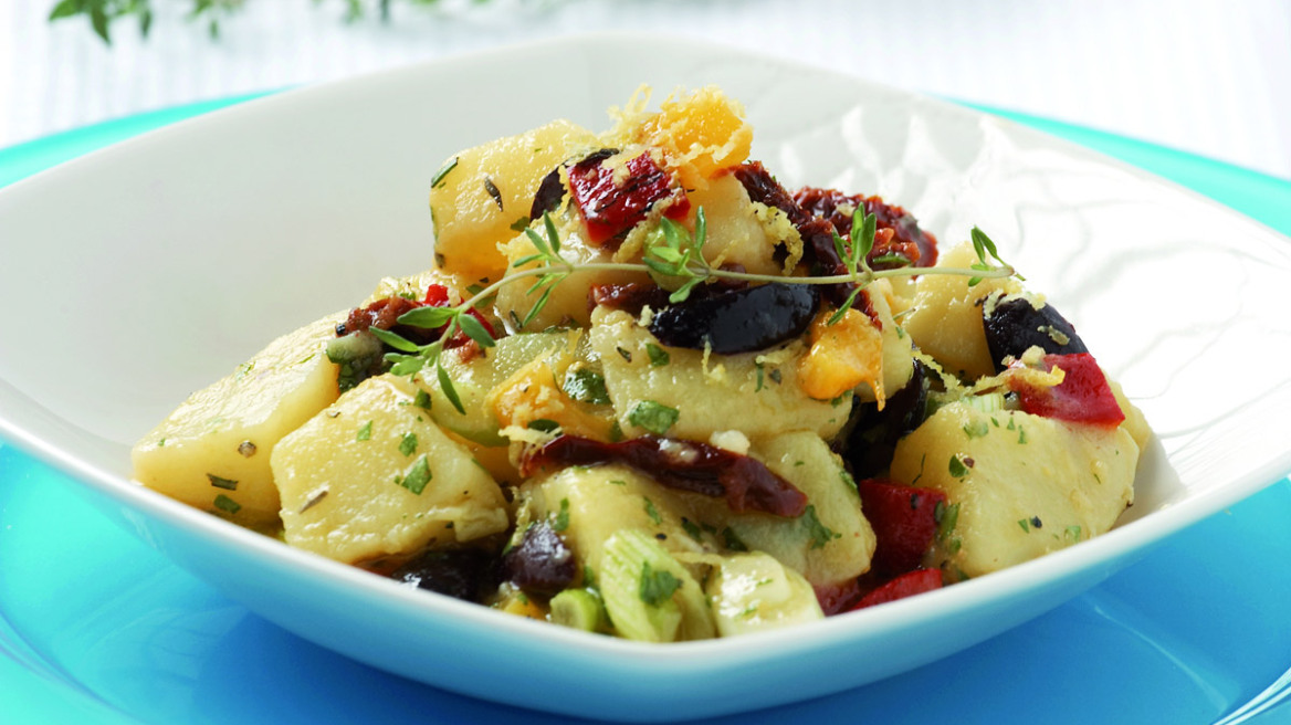 Πατατοσαλάτα με ψητές πιπεριές, ελιές και λιαστές ντομάτες