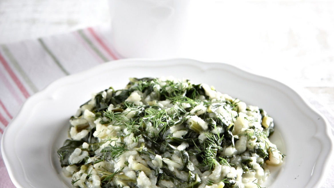 Σπανακόρυζο με μυρωδικά και γιαούρτι