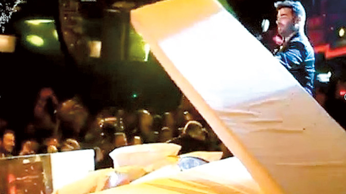 Οι φαν χτίζουν τον Παντελίδη