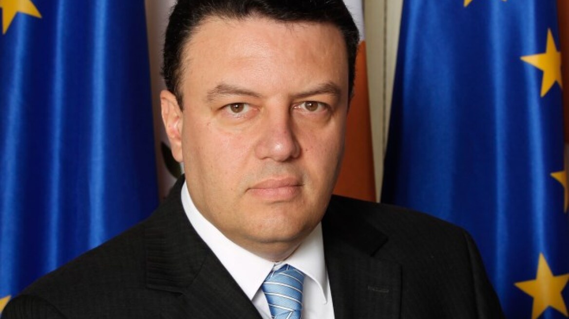 Σε κρίσιμη κατάσταση στο νοσοκομείο ο υπ. Άμυνας της Κύπρου 