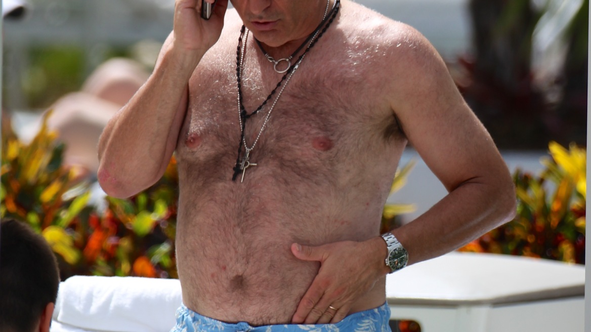 Andy Garcia: Με χαβανέζικη βερμούδα στο Μαϊάμι