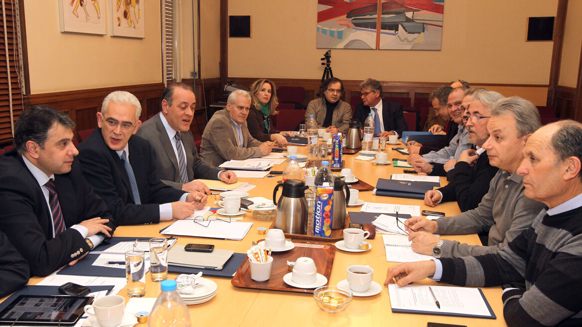 Κοινωνικοί εταίροι: Σώζονται επίδομα γάμου, 13ος-14ος μισθός και τριετίες