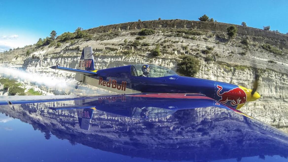 Δείτε φωτογραφίες από την εντυπωσιακή πτήση μέσα στη Διώρυγα του Ισθμού!