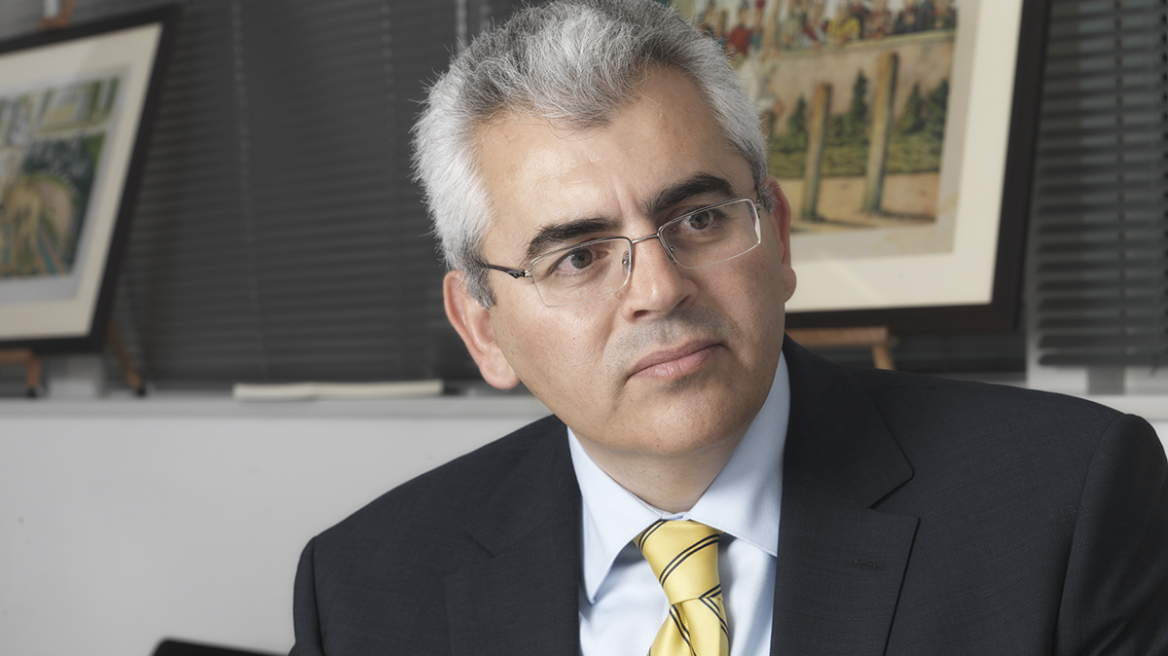 «Αν δείτε γάλα ημέρας, να μου φέρετε να πιω κι εγώ», λέει ο Μάξιμος Χαρακόπουλος