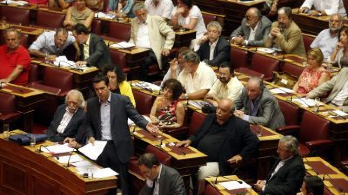 Τη «μνημονιακή παράδοση» της Βουλής καταγγέλλει ο ΣΥΡΙΖΑ