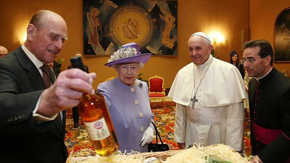 Δώρα αντάλλαξαν η Ελισάβετ με τον Πάπα Φραγκίσκο