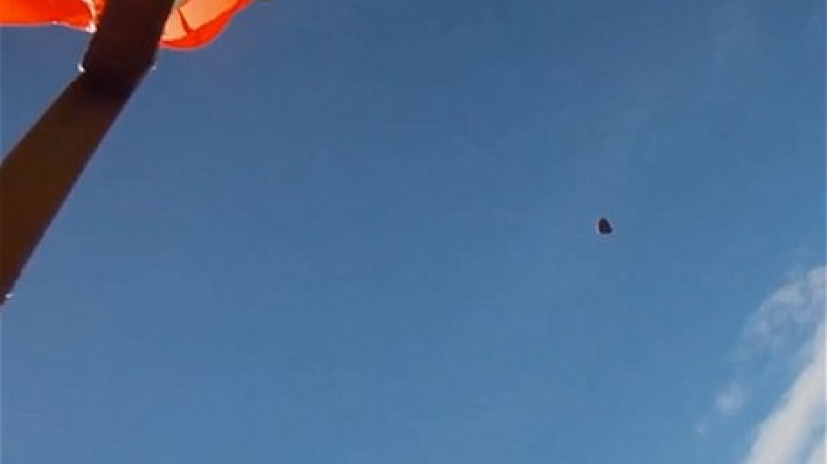 Βίντεο: Αλεξιπτωτιστής γλιτώνει στο «παρά πέντε» από μετεωρίτη