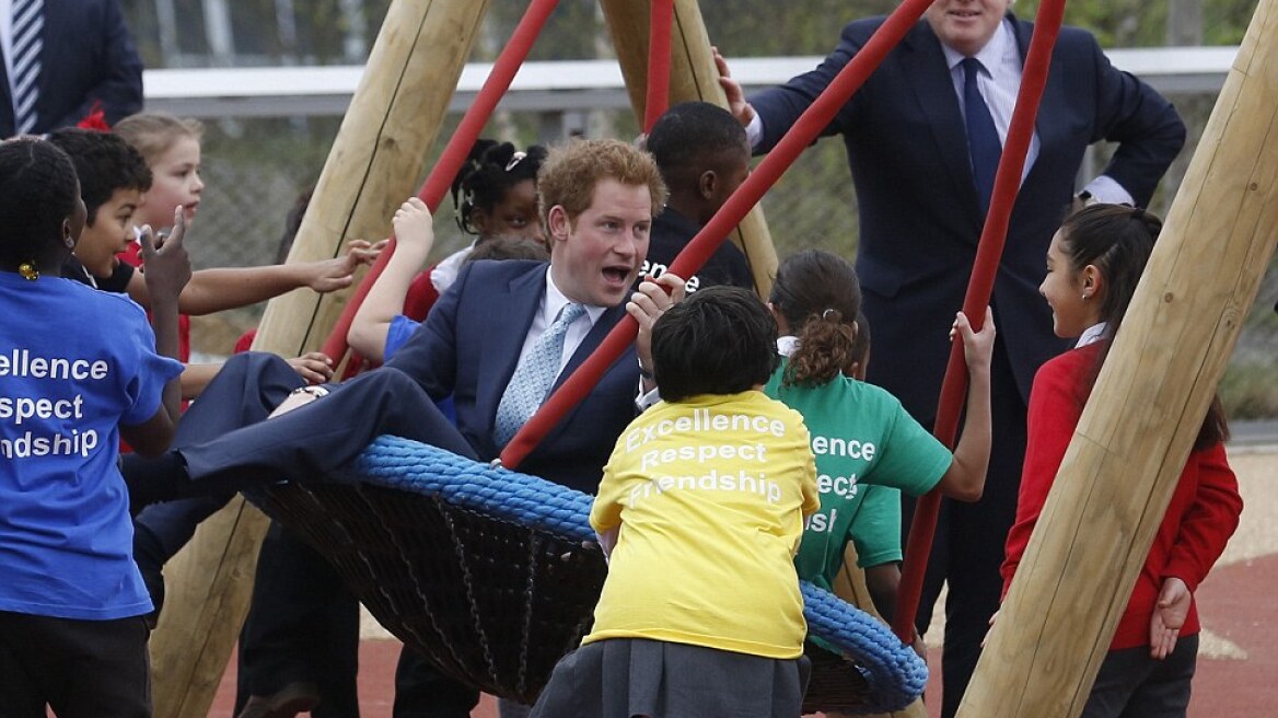 Φωτογραφίες: Ο πρίγκιπας Χάρι κάνει... κούνια με τα δεκάχρονα!